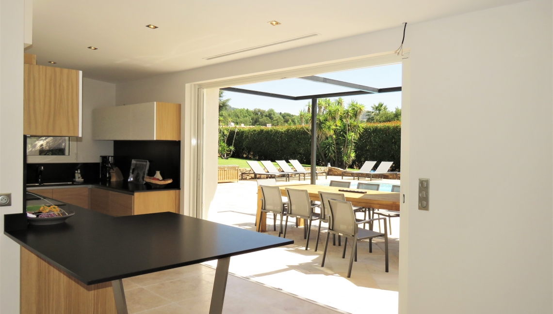 Cuisine extérieur Villa Bergeronnette Beauvallon Properties